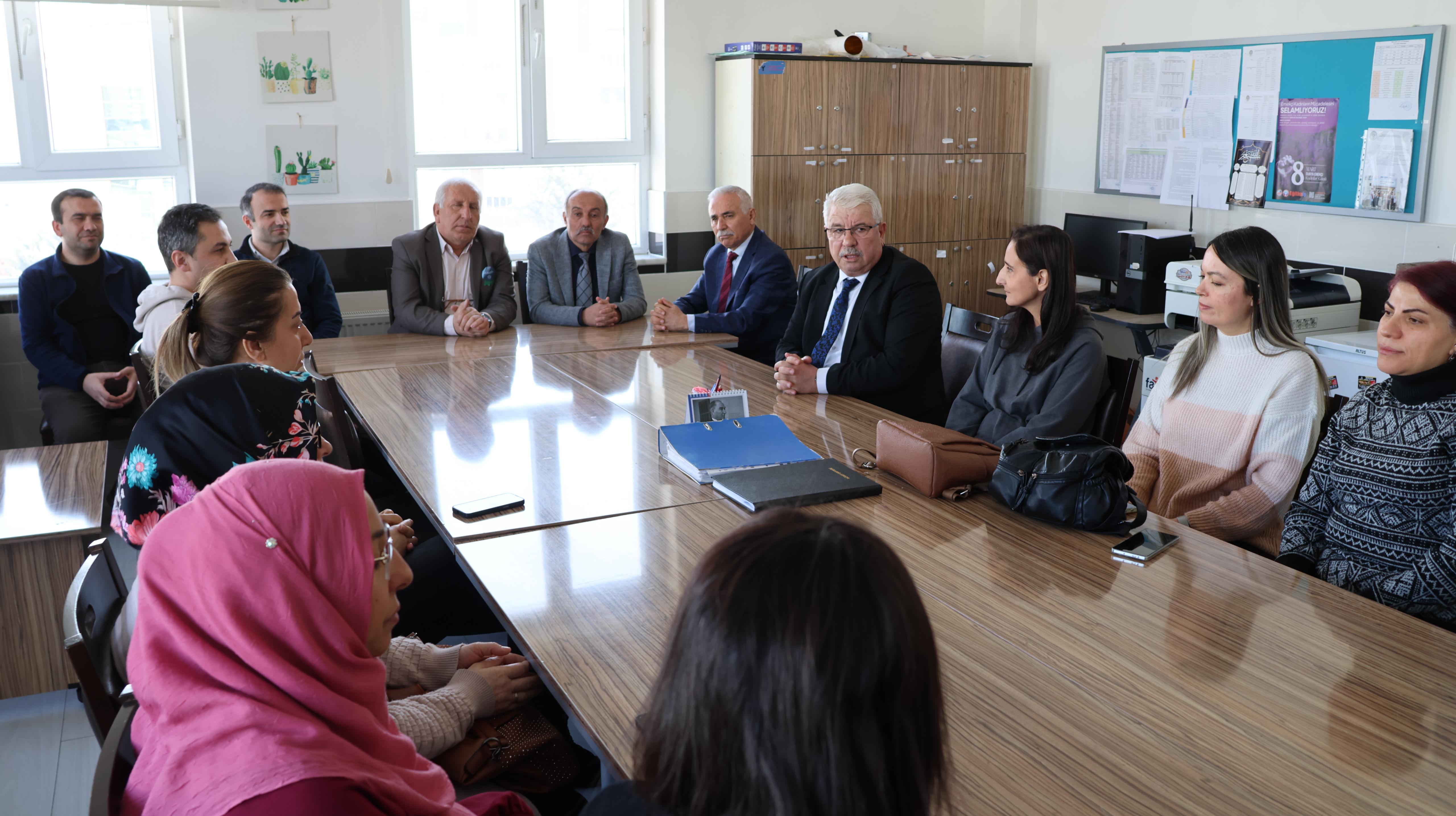 öğrenci ve personelimize emekleri ve özverili çalışmaları için teşekkür ederek ziyaretini sonlandırdı.